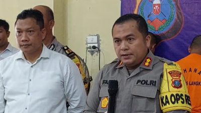 Kapolres Langkat, AKBP Faisal Rahmat Husein Simatupang saat memaparkan penangkapan dua mahasiswa asal Aceh Utara yang nekat menyelundupkan 5 Kg sabu