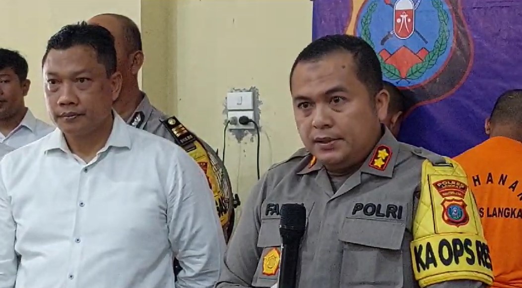 Kapolres Langkat, AKBP Faisal Rahmat Husein Simatupang saat memaparkan penangkapan dua mahasiswa asal Aceh Utara yang nekat menyelundupkan 5 Kg sabu
