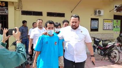 Petugas Polres Asahan saat menggelandang kurir narkoba asal Kabupaten Sijunjung, Sumatra Barat yang membawa 50 Kg sabu.