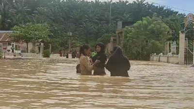 Banjir merendam 500 rumah yang ada di Desa Piasa Ulu, Kecamatan Bandar Pulau, Kabupaten Asahan, Selasa (28/11/2023).