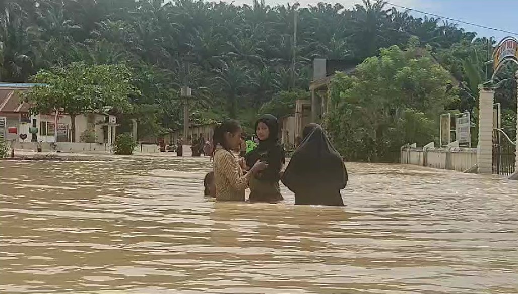 Banjir merendam 500 rumah yang ada di Desa Piasa Ulu, Kecamatan Bandar Pulau, Kabupaten Asahan, Selasa (28/11/2023).