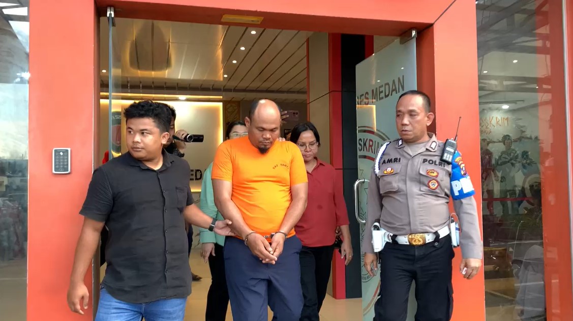 RJ, Kepala SMP yang dilapor cabuli siswi setelah diamankan petugas Sat Reskrim Polrestabes Medan, Rabu (29/11/2023).