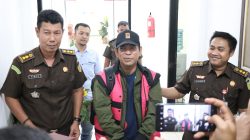 Mantan Rektor UINSU, Saidurrahman (tengah) setelah ditangkap tim Intelijen Kejari Medan