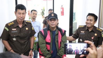 Eks Rektor UINSU, Saidurrahman (tengah) setelah ditangkap tim Intelijen Kejari Medan