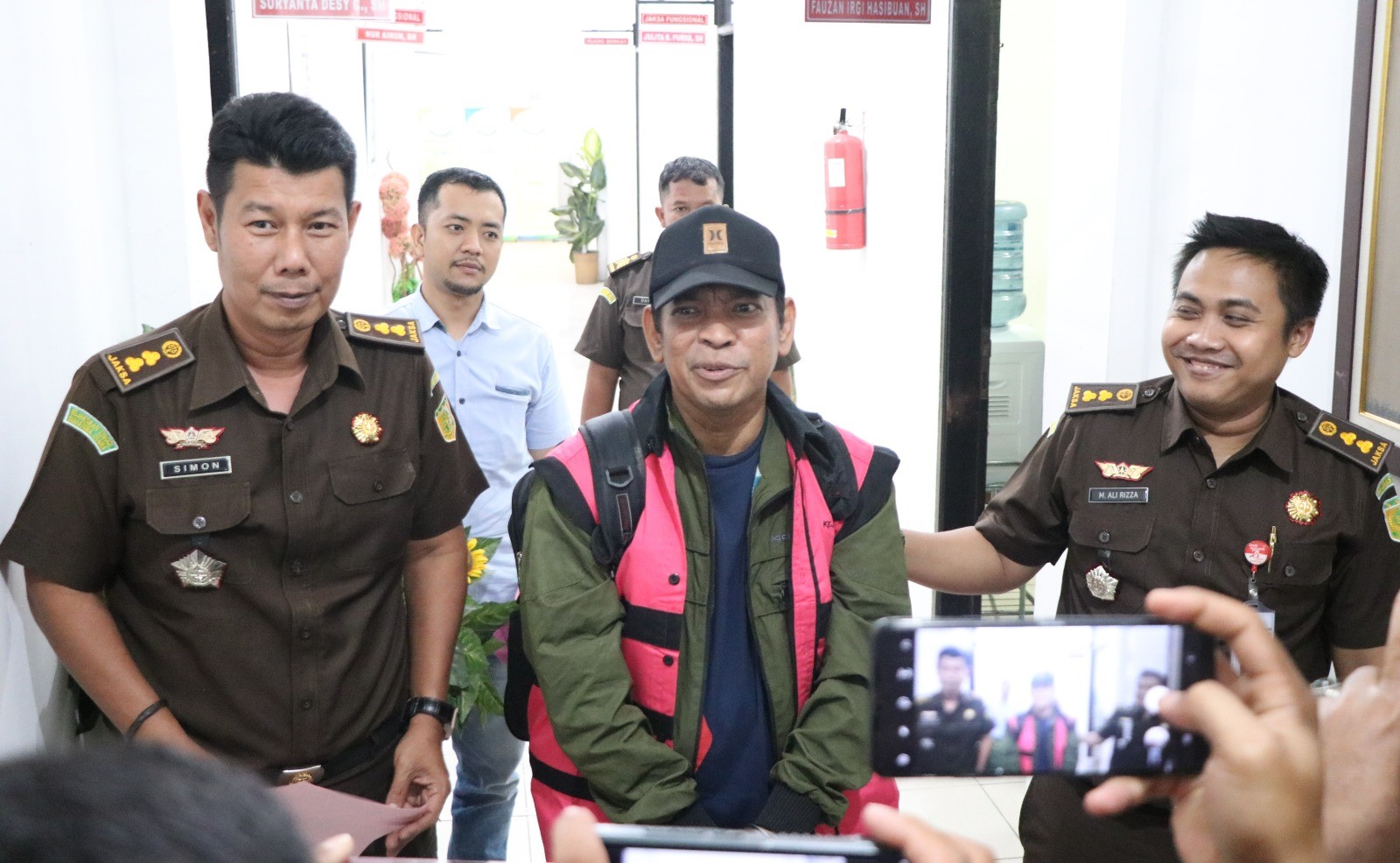 Eks Rektor UINSU, Saidurrahman (tengah) setelah ditangkap tim Intelijen Kejari Medan