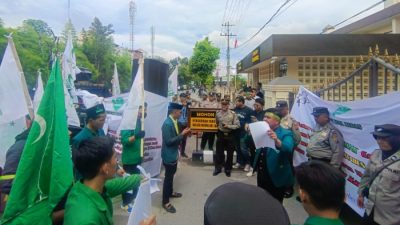 Himpunan Mahasiswa Al Wasliyah (HIMMAH) demo di Polrestabes Medan minta lokasi hiburan malam yang dicurigai sebagai tempat peredaran narkoba dirazia, Kamis (30/11/2023).