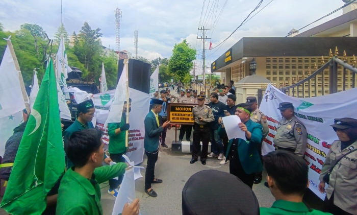 Himpunan Mahasiswa Al Wasliyah (HIMMAH) demo di Polrestabes Medan minta lokasi hiburan malam yang dicurigai sebagai tempat peredaran narkoba dirazia, Kamis (30/11/2023).