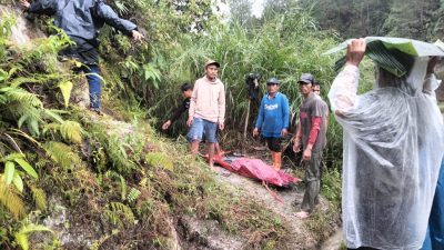 Sejumlah warga saat mengevakuasi jenazah ibu dan anak yang tertimbun longsor di Desa Siabalabal III, Kecamatan Sipahutar, Kabupaten Tapanuli Utara, Kamis (7/12/2023) siang.(POLRES TAPUT)