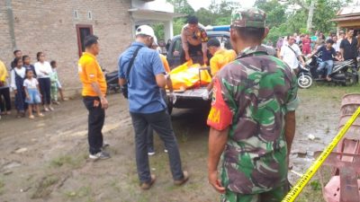 Polisi dan TNI saat mengevakuasi jenaza Sulaiman Saragih, yang diduga menjadi korban pembunuhan, Sabtu (30/12/2023).
