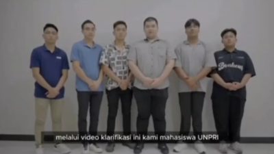 Sejumlah mahasiswa UNPRI saat membuat klarifikasi soal temuan mayat di kampusnya. Mereka malah bilang mayat yang ditemukan adalah boneka.