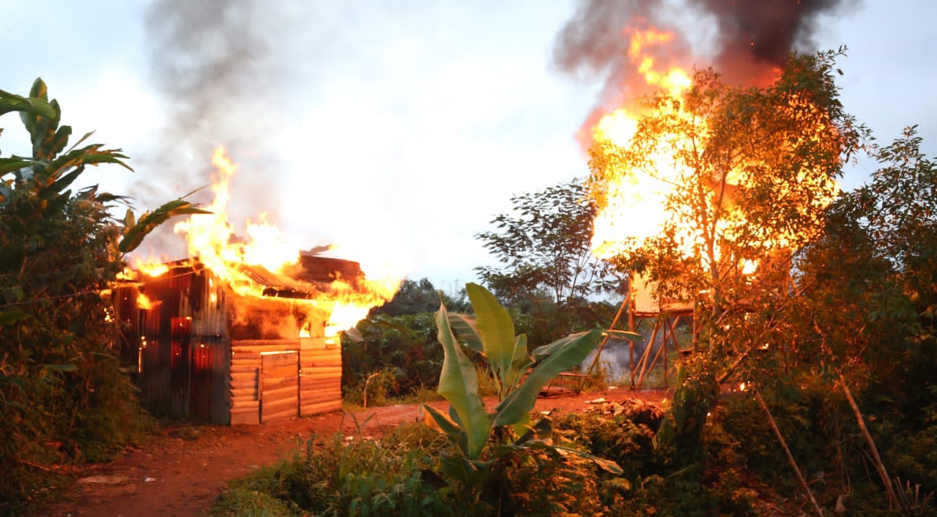 Polisi bakar barak narkoba yang ada di Desa Bandar Baru, Kecamatan Sibolangit, Kabupaten Deliserdang, Sabtu (23/12/2023). Ada 17 orang yang diamankan.(DOK/POLDA SUMUT)