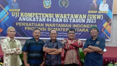 Ketua Tim penguji Drs M Syahrir (tengah) diapit empat peserta kelas utama kompeten.(dok)
