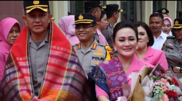 Kombes Pol Valentino Alfa Tatareda bersama istri, tampak di belakang Kombes Pol Teddy JS Marbun.(ist)