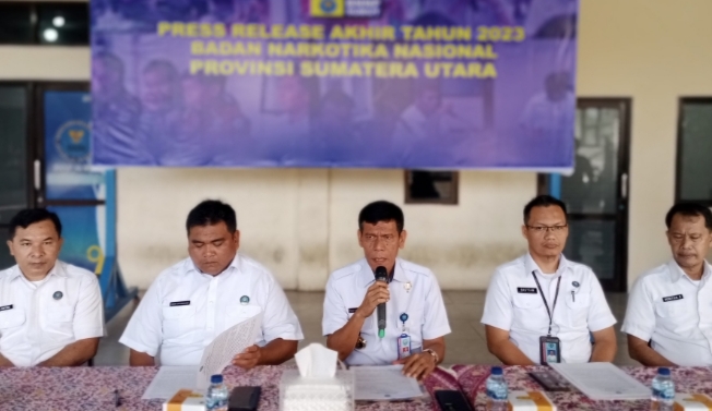 Kepala BNNP Sumut, Brigjen Pol Toga H Panjaitan (tengah) memaparkan rilis akhir tahun.(kei)