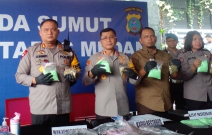 Kapolrestabes Medan, Kombes Pol Teddy JS Marbun (2 kiri) menunjukkan barang bukti.(kei)