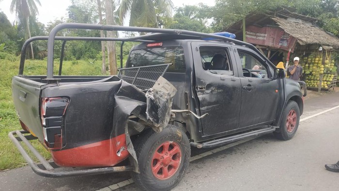 Mobil anggota Brimob yang mengawal rombongan Anies Baswedan ringsek setelah mengalami kecelakaan beruntun di Aceh Timur, Minggu (17/12/2023).
