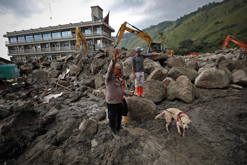 Proses pencarian korban banjir bandang di Kabupaten Humbang Hasundutan menggunakan anjing pelacak Polda Sumut.