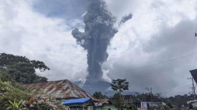 Kolom abu Gunung Merapi yang direkam warga di Ampek Angkek, Agam, Sumbar, Minggu (3/12/2023) pukul 15.30 WIB.(DOk. WARGA/AIDA)