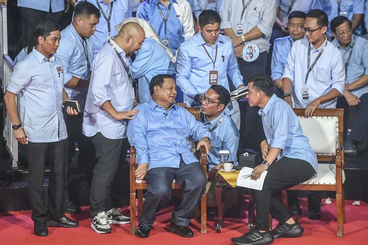 Capres nomor urut dua Prabowo Subianto (tengah) duduk sambil berbicara dengan Cawapres pasangannya, Gibran Rakabuming Raka (kedua kanan) dan tim sukses mereka usai menyampaikan visi misinya dalam debat perdana Capres dan Cawapres 2024 di Gedung KPU, Jakarta, Selasa (12/12/2023). Debat perdana tersebut mengangkat topik yang diangkat adalah masalah pemerintahan, hukum, hak asasi manusia, pemberantasan korupsi, penguatan demokrasi, serta peningkatan layanan publik dan kerukunan warga.(ANTARA FOTO/GALIH PRADIPTA)