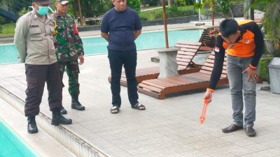 Polisi melakukan olah TKP di kolam renang Hotel Minak Jinggo, tempat dua wisatawan tewas tenggelam, Minggu (24/12/2023).
