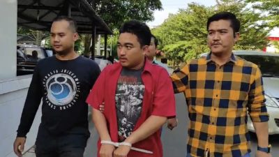 Tersangka Muliadji alias Aji (tengah), warga Medan Denai yang terlibat sindikat jual beli ginjal setelah diamankan petugas Dit Reskrimum Polda Sumut, Jumat (8/12/2023).(Rio Bramasta)