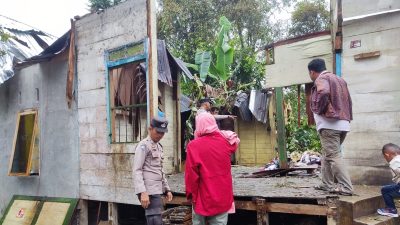 Rumah warga di Desa Parhorboan, Kecamatan Pagaran, Kabupaten Tapanuli Utara hancur setelah tertimpa pohon kemiri, Selasa (5/12/2023) sore kemarin. Dalam peristiwa ini, satu orang tewas.