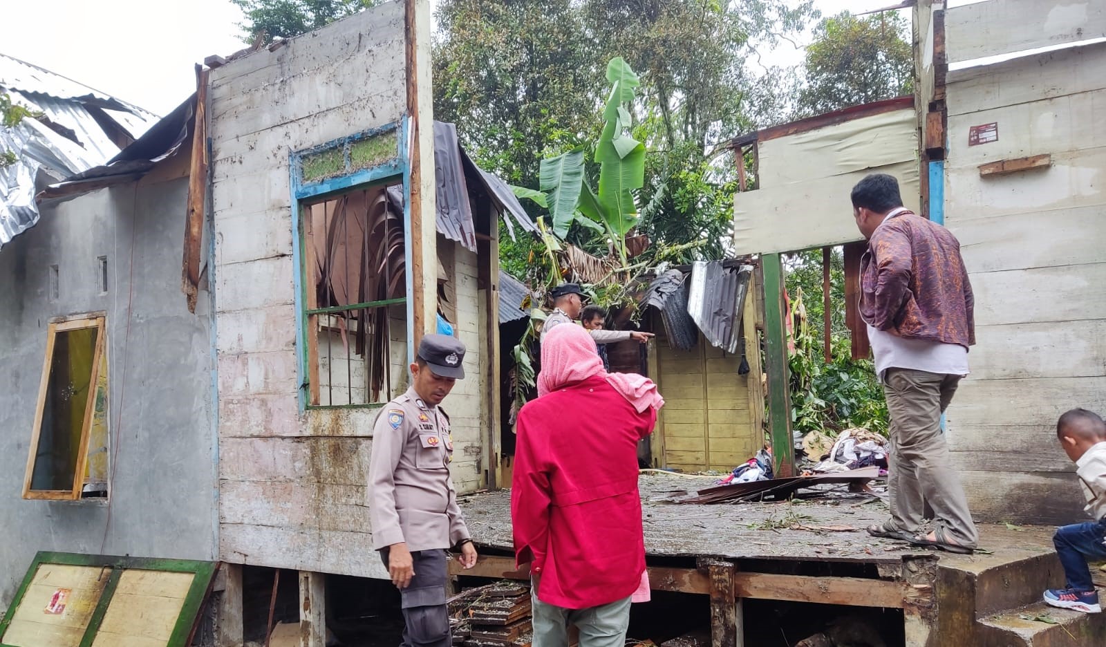 Rumah warga di Desa Parhorboan, Kecamatan Pagaran, Kabupaten Tapanuli Utara hancur setelah tertimpa pohon kemiri, Selasa (5/12/2023) sore kemarin. Dalam peristiwa ini, satu orang tewas.