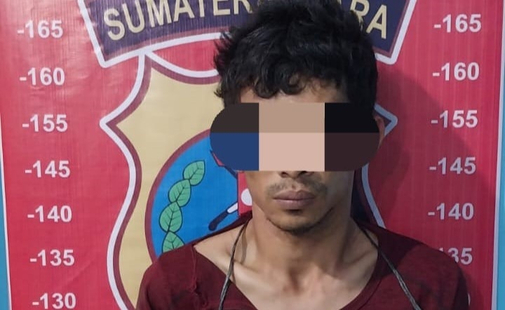 LAS (28), satu dari dua tersangka pembobol toko ponsel yang ditangkap petugas Polres Tebingtinggi