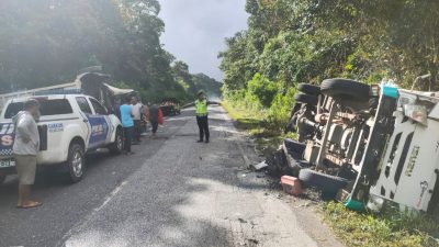 Kecelakaan lalu lintas di kawasan hutan Lae Pondom, Kabupaten Dairi menyebabkan dua truk remuk, Selasa (12/12/2023). Saat ini kedua truk sudah diamankan di Polres Dairi.