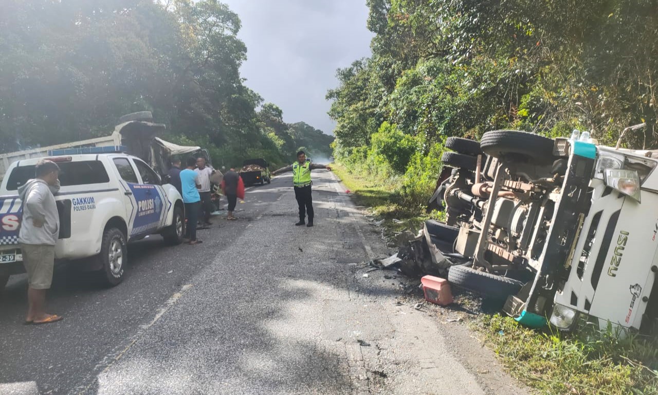 Kecelakaan lalu lintas di kawasan hutan Lae Pondom, Kabupaten Dairi menyebabkan dua truk remuk, Selasa (12/12/2023). Saat ini kedua truk sudah diamankan di Polres Dairi.