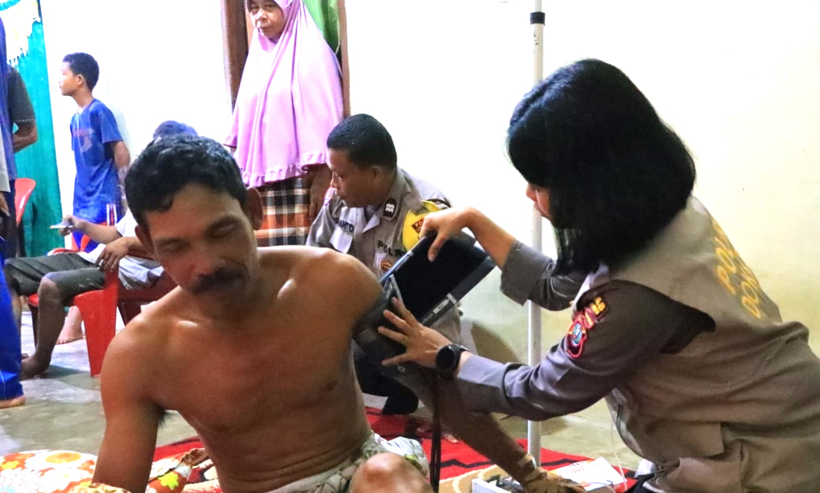 Junaidi Ritonga, warga yang diterkam buaya di Kabupaten Labuhanbatu Utara saat mendapatkan perawatan.