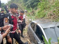 Mobil Honda Brio Tertimbun Longsor di Kabupaten Taput