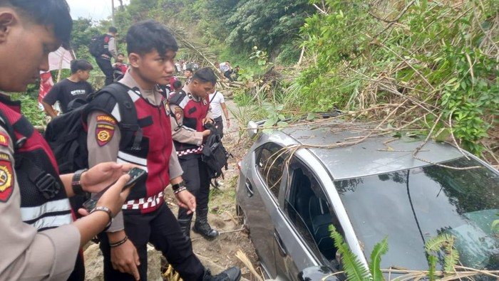Satu unit Honda Brio tertimbun longsor di Kabupaten Tapanuli Utara, Rabu (27/12/2023).
