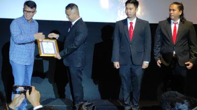 Kasat Reskrim Polrestabes Medan, Kompol Teuku Fathir Mustafa bersama anggotanya menerima penghargaan dari Kapolda Sumut, Sabtu (31/12/2023) malam.