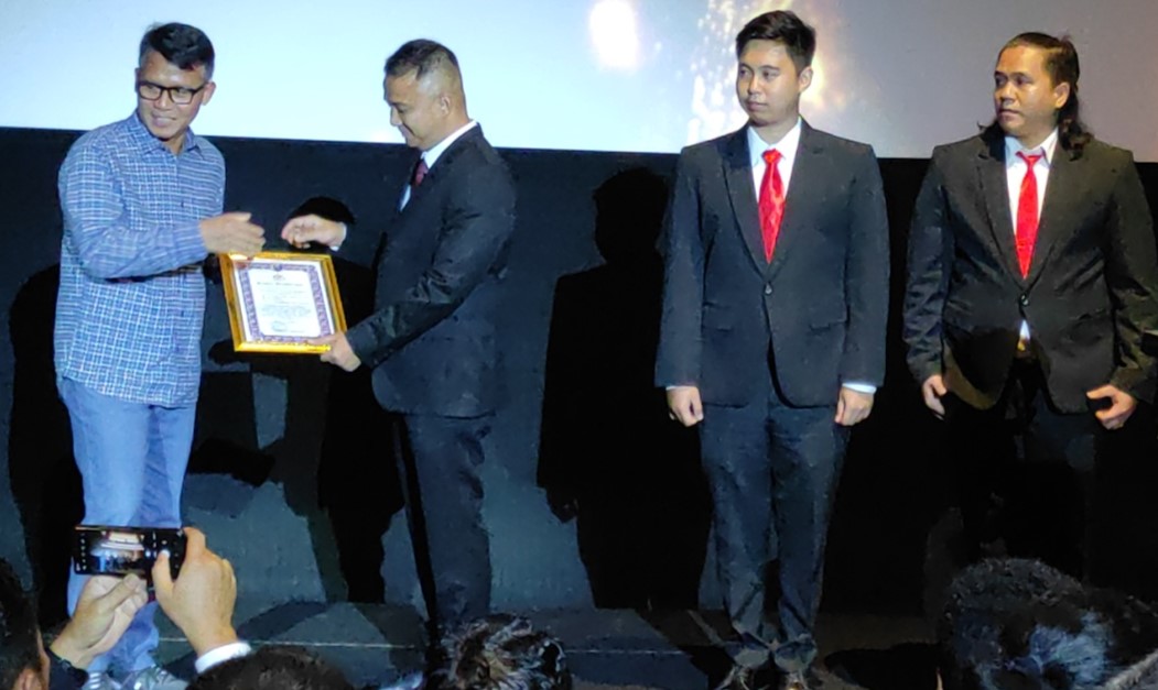 Kasat Reskrim Polrestabes Medan, Kompol Teuku Fathir Mustafa bersama anggotanya menerima penghargaan dari Kapolda Sumut, Sabtu (31/12/2023) malam.