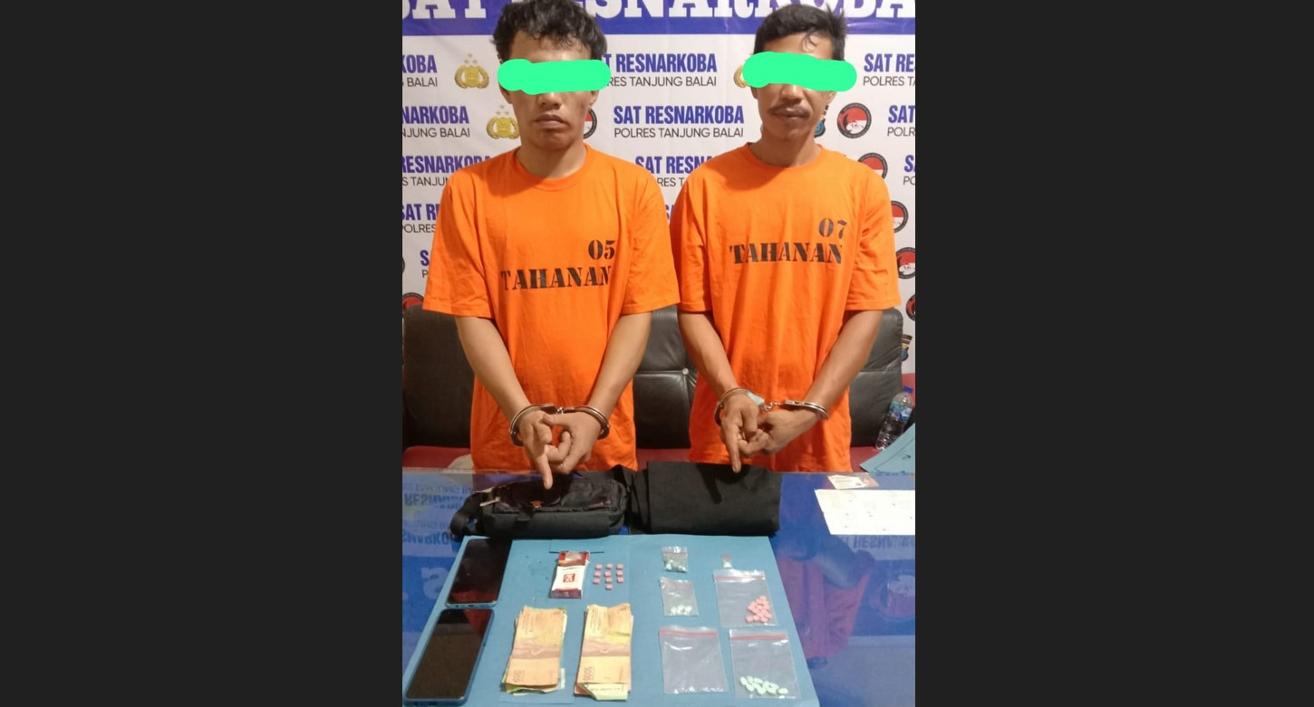 PR alias R dan D alias K, keduanya adalah pengedar dan bandar ekstasi yang ditangkap petugas Polres Tanjungbalai di tempat terpisah.