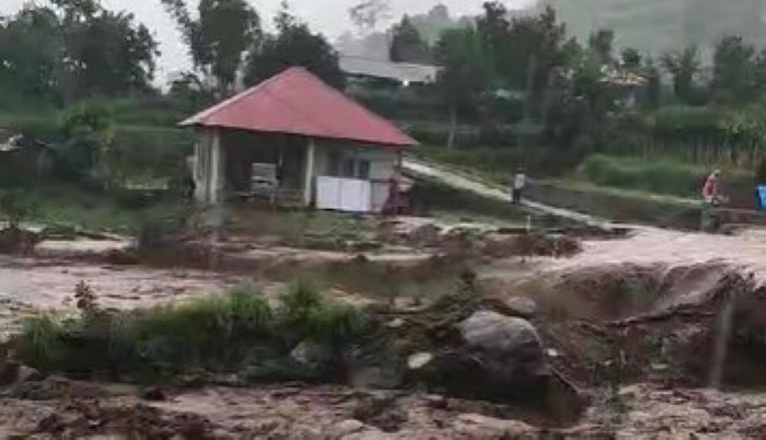 Sungai Aek Singolot di Kabupaten Madina meluap setelah diterjang banjir bandang, Rabu (20/12/2023) pukul 23.00 WIB. Puluhan santri terpaksa mengungsi.