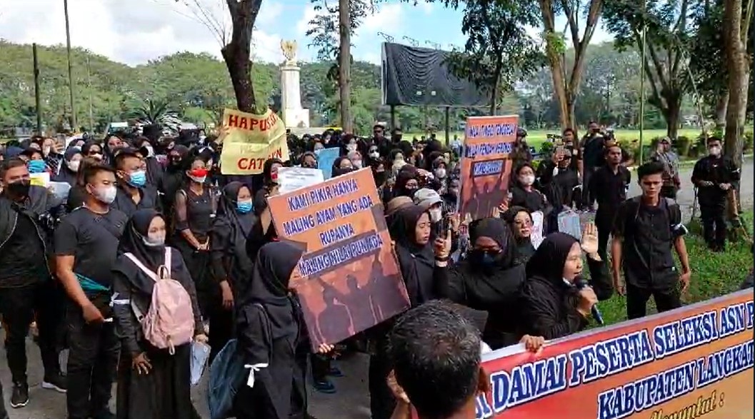 Ratusan peserta PPPK guru menggeruduk kantor Bupati Langkat, menuding adanya dugaan kecurangan seleksi yang mereka jalankan, Rabu (27/12/2023).