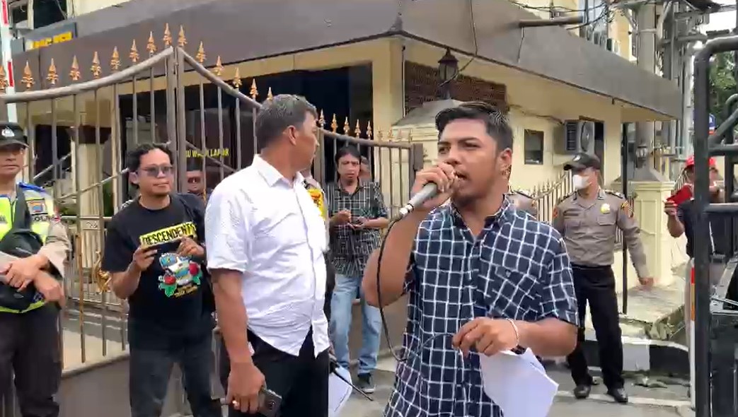 Sejumlah mahasiswa mendesak Kapolrestabes Medan, Kombes Teddy Jhon Sahala Marbun mengungkap kasus temuan mayat di UNPRI, Kamis (28/12/2023). Sampai saat ini penanganan kasusnya tidak jelas.(Rio Bramasta)