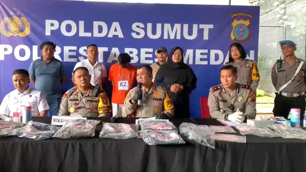 Polrestabes Medan saat memaparkan pengungkapan kasus pembunuhan bos doorsmeer bernama Mahadip di Polrestabes Medan, Kamis (28/12/2023).