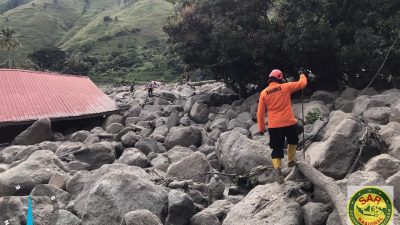 Petugas Basarnas saat menyambangi lokasi terdampak longsor dan banjir bandang di Desa Simangulampe, Kecamatan Baktiraja, Kabupaten Humbang Hasundutan, Sabtu (2/12/2023). Dalam peristiwa ini, dilaporkan 12 orang warga hilang.