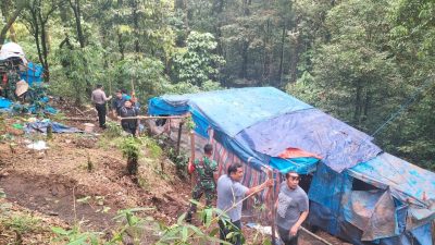 Petugas Polda Sumut bersama TNI menghancurkan gubuk-gubuk yang dijadikan barak narkoba di kawasan Sibolangit, Kabupaten Deliserdang.