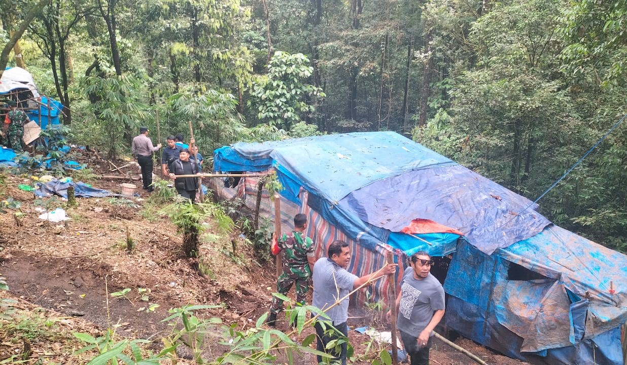 Petugas Polda Sumut bersama TNI menghancurkan gubuk-gubuk yang dijadikan barak narkoba di kawasan Sibolangit, Kabupaten Deliserdang.