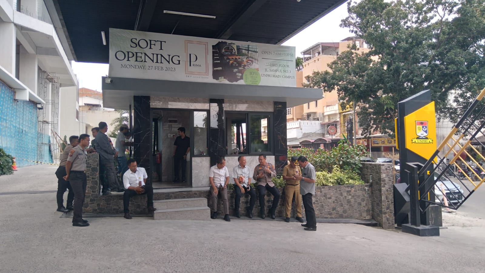 Sejumlah polisi saat berada di pintu masuk kampus UNPRI di Jalan Sampul, Kelurahan Sei Putih Barat, Kecamatan Medan Petisah, Selasa (12/12/2023). Polisi datang ke lokasi karena kabar dugaan penemuan mayat di lantai 9 kampus.