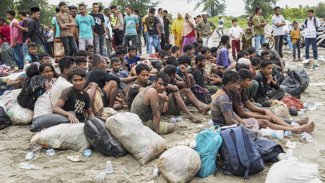 Sejumlah imigran etnis Rohingya beristirahat usai terdampar di Blang Raya, Kecamatan Muara Tiga, Kabupaten Pidie, Aceh, Selasa (14/11/2023). (ANTARA FOTO/Joni Saputra)