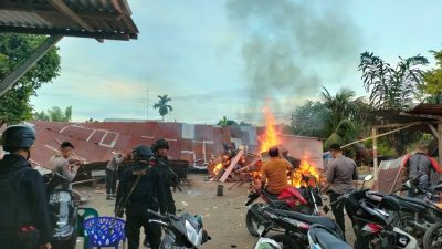 Petugas gabungan Polda Sumut merobohkan dan membakar barak narkoba di Jalan Jermal 15, Dusun VI, Desa Hutan, Kecamatan Percut Seituan, Kabupaten Deliserdang, Rabu (27/12/2023).