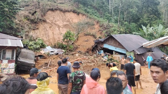Dua rumah warga di Desa Batu Madinding, Kecamatan Batang Natal, Kabupaten Madina tertimbun longsor, Senin (25/12/2023) sore.