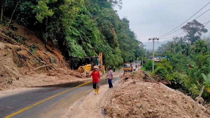 Bencana alam longsor sempat memutus arus lalu lintas dari Kabupaten Tapanuli Utara ke Kabupaten Tapanuli Selatan, Minggu (17/12/2023) sore. Namun sekarang sudah bisa dilalui lagi.