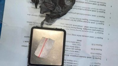 Satu bungkusan plastik berisi narkoba gagal masuk ke dalam Lapas Klas IIB Tanjungbalai setelah dilemparkan dari luar lapas, Senin (11/12/2023).