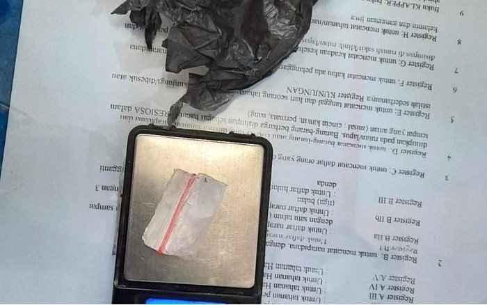 Satu bungkusan plastik berisi narkoba gagal masuk ke dalam Lapas Klas IIB Tanjungbalai setelah dilemparkan dari luar lapas, Senin (11/12/2023).